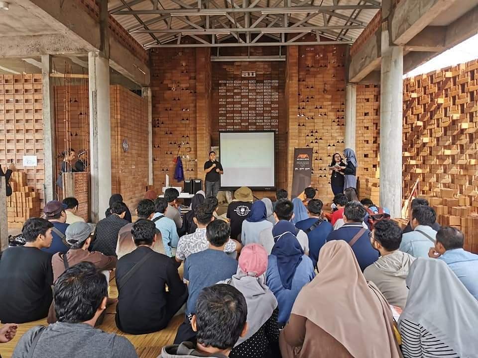 Workshop Pembuatan-Eksplorasi Bata Laterit dan Roster Daur Ulang
