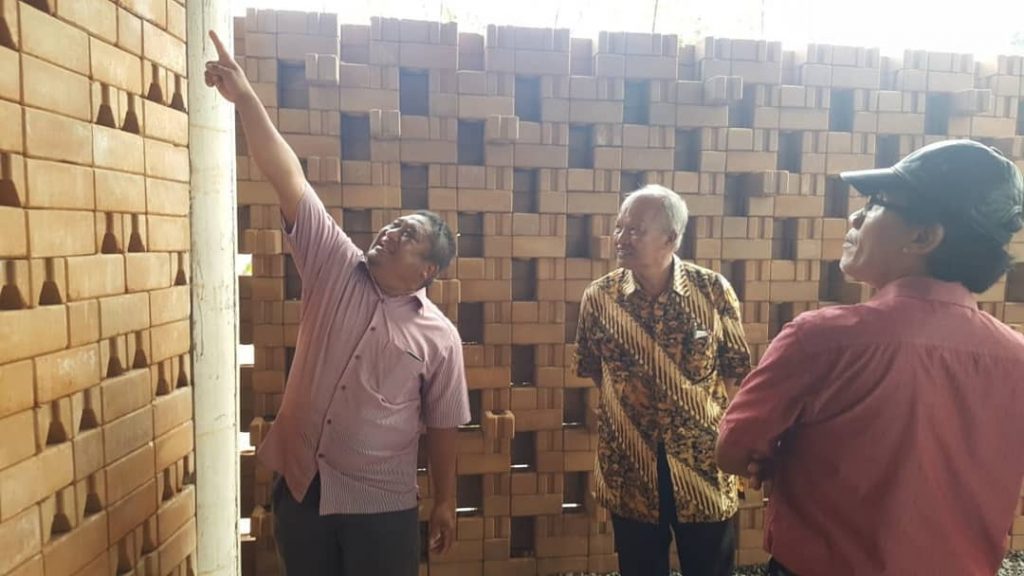 Demo Pemasangan Bata Interlock Rekabrick Pada Acara Retooling Dosen Vokasi ITS